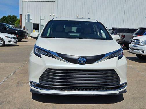 2021 Toyota Sienna XLE 8 Passenger