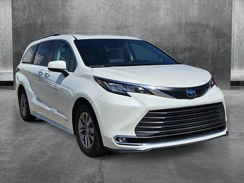 2021 Toyota Sienna XLE 8 Passenger