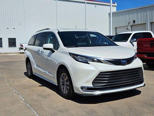 2021 Toyota Sienna XLE 8 Passenger