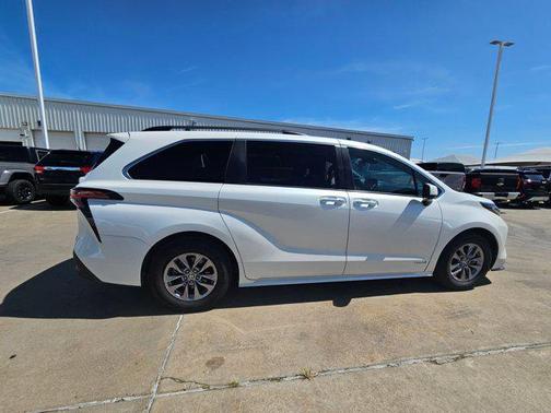 2021 Toyota Sienna XLE 8 Passenger