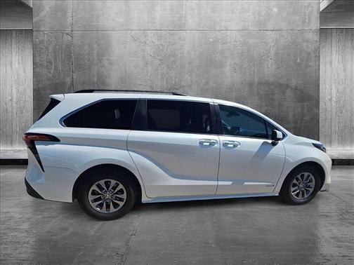 2021 Toyota Sienna XLE 8 Passenger