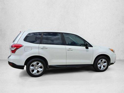 Crystal White Pearl 2016 Subaru Forester 2.5i