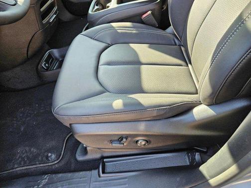 Silver Mist Clearcoat 2026 Chrysler Pacifica L
