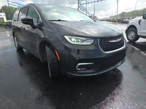 Brilliant Black Crystal Pearlcoat 2023 Chrysler Pacifica Touring L