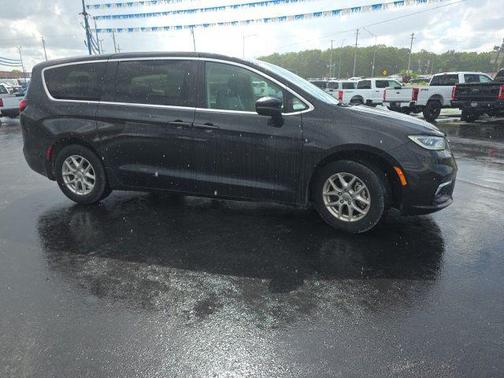 Brilliant Black Crystal Pearlcoat 2023 Chrysler Pacifica Touring L