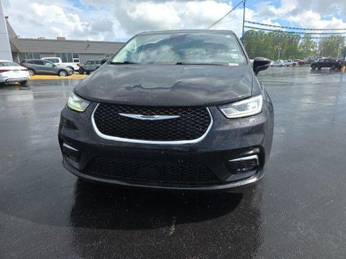 Brilliant Black Crystal Pearlcoat 2023 Chrysler Pacifica Touring L