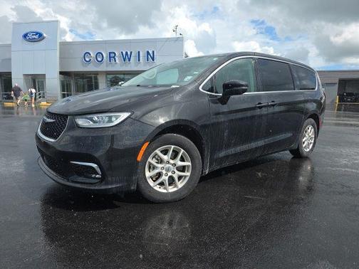 Brilliant Black Crystal Pearlcoat 2023 Chrysler Pacifica Touring L