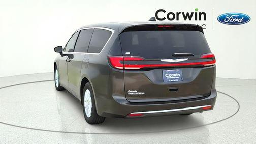 Brilliant Black Crystal Pearlcoat 2023 Chrysler Pacifica Touring L