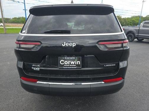 Diamond Black Crystal Pearlcoat 2023 Jeep Grand Cherokee L Laredo