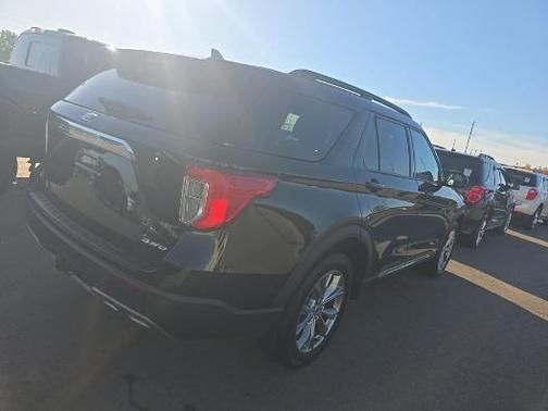 AGATE BLACK METALLIC 2022 Ford Explorer XLT