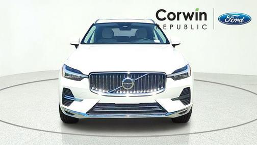 Crystal White Metallic 2023 Volvo XC60 B5 Plus Bright Theme