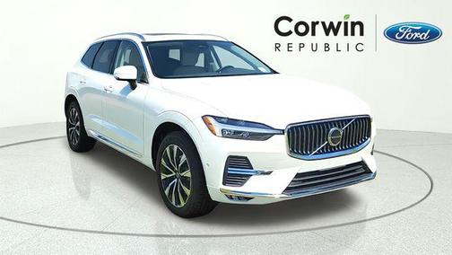 Crystal White Metallic 2023 Volvo XC60 B5 Plus Bright Theme