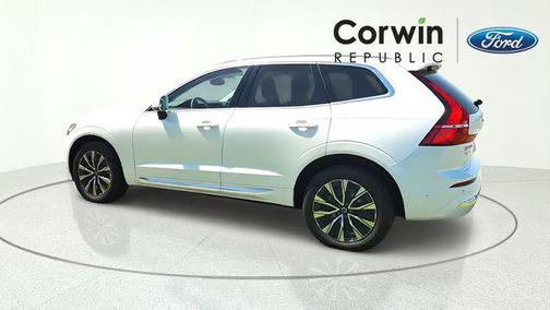 Crystal White Metallic 2023 Volvo XC60 B5 Plus Bright Theme