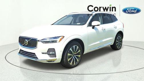 Crystal White Metallic 2023 Volvo XC60 B5 Plus Bright Theme
