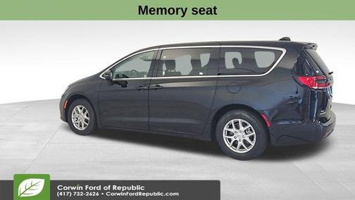 Diamond Black Crystal Pearlcoat 2024 Chrysler Pacifica Touring L