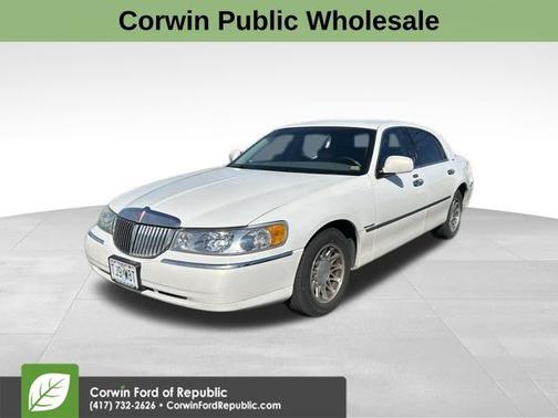 White 2002 Lincoln Town Car Signature