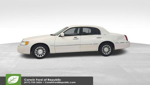White 2002 Lincoln Town Car Signature