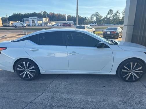 2022 Nissan Altima SR FWD