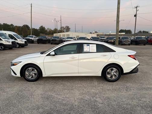 2024 Hyundai ELANTRA SE