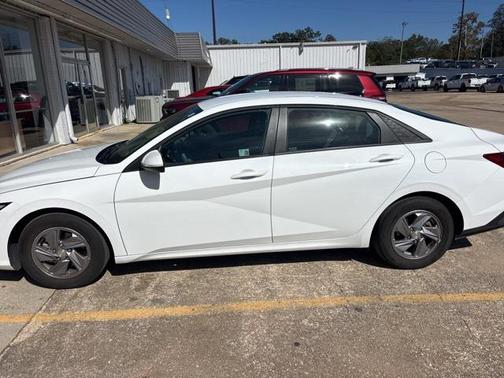 2024 Hyundai ELANTRA SE