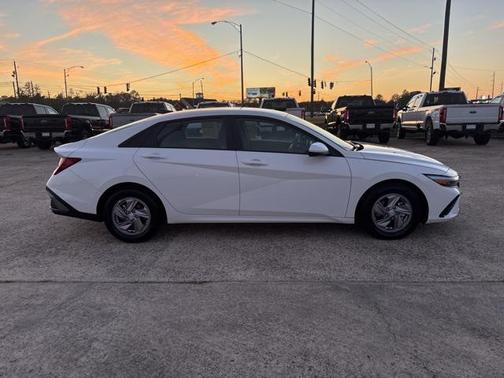 2024 Hyundai ELANTRA SE