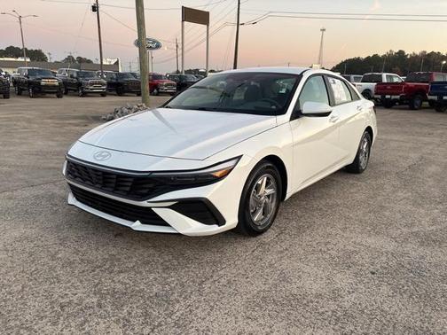 2024 Hyundai ELANTRA SE
