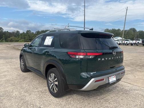 2023 Nissan Pathfinder SL 4WD