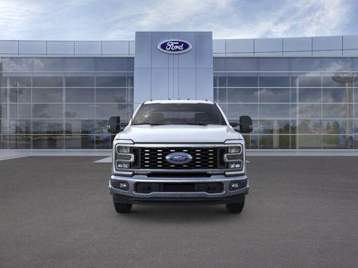 Star White Metallic Tri-Coat 2026 Ford F-350 Lariat
