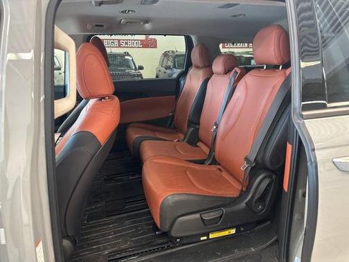 Ceramic Silver 2024 Kia Carnival SX