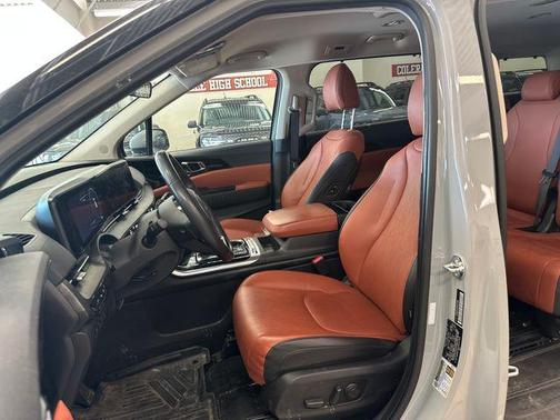Ceramic Silver 2024 Kia Carnival SX
