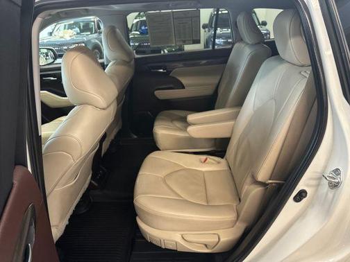Celestial Silver Metallic 2021 Toyota Highlander Limited