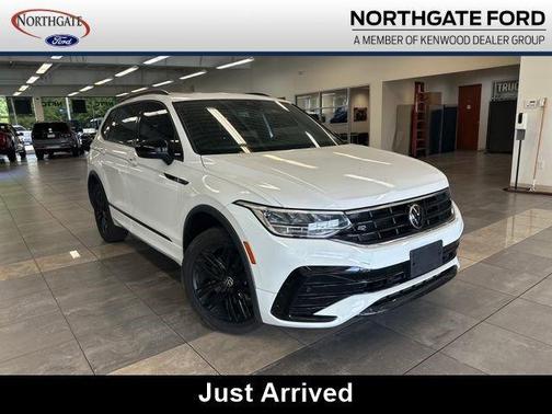 Pure White 2022 Volkswagen Tiguan 2.0T SE R-Line Black