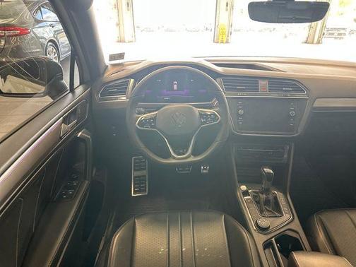 Pure White 2022 Volkswagen Tiguan 2.0T SE R-Line Black