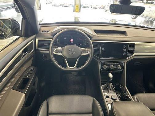 Deep Black Pearl Effect 2023 Volkswagen Atlas Cross Sport 3.6L V6 SEL