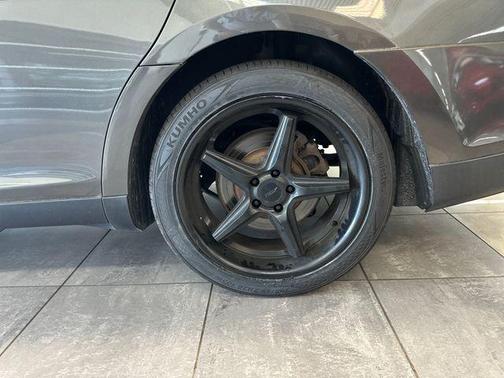 Magnetic Metallic 2016 Ford Taurus Limited