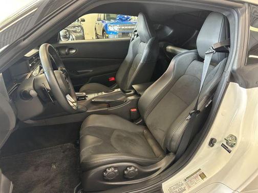 2t Wht Blk Roof 2024 Nissan Z Performance