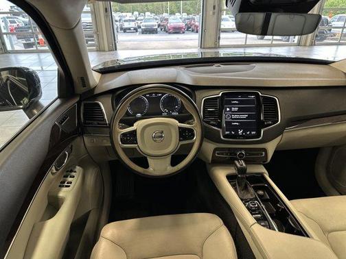 2016 Volvo XC90 T6 Momentum
