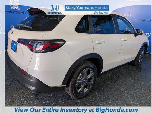 PLATINUM WHT PR 2027 Honda HR-V LX