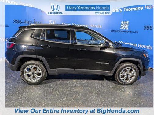 Diamond Black Crystal Pearlcoat 2025 Jeep Compass Latitude