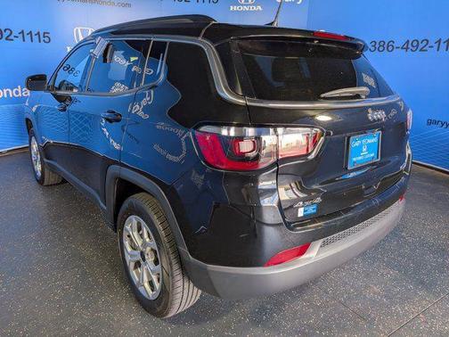 Diamond Black Crystal Pearlcoat 2025 Jeep Compass Latitude