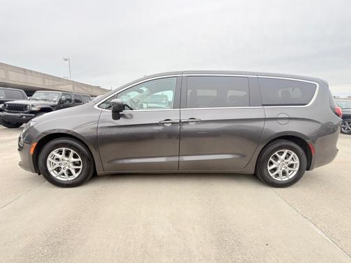 2023 Chrysler Voyager LX FWD