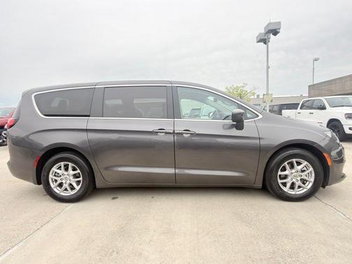 2023 Chrysler Voyager LX FWD