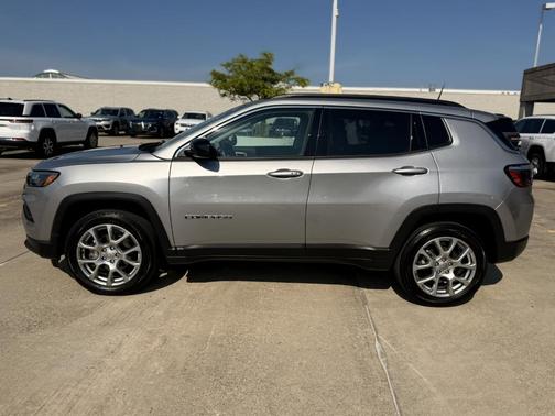 2022 Jeep Compass Latitude Lux