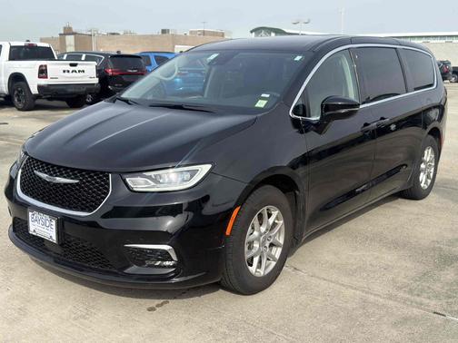 Diamond Black Crystal Pearlcoat 2024 Chrysler Pacifica Touring L FWD