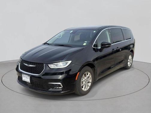 Diamond Black Crystal Pearlcoat 2024 Chrysler Pacifica Touring L FWD