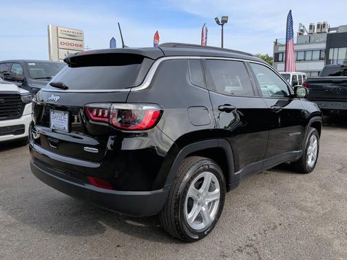Diamond Black Crystal Pearlcoat 2023 Jeep Compass Latitude 4x4