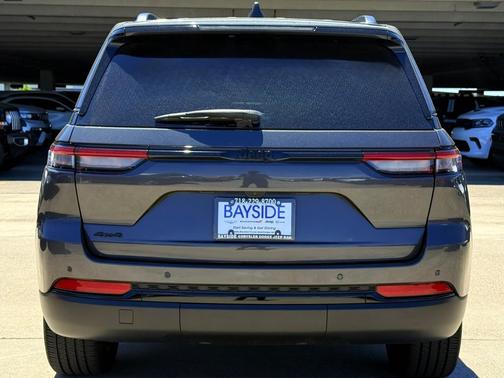 Baltic Gray Metallic Clearcoat 2023 Jeep Grand Cherokee Altitude 4x4