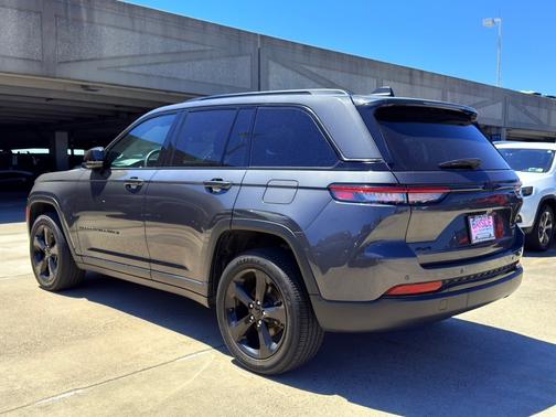 Baltic Gray Metallic Clearcoat 2023 Jeep Grand Cherokee Altitude 4x4
