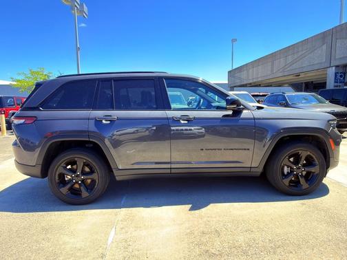 Baltic Gray Metallic Clearcoat 2023 Jeep Grand Cherokee Altitude 4x4