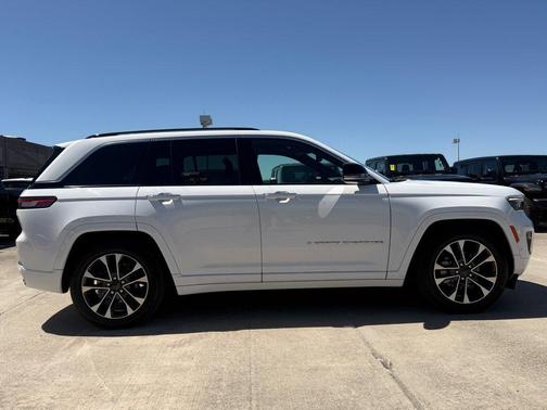 Bright White Clearcoat 2022 Jeep Grand Cherokee Overland 4x4